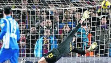 <b>EL GOL DE CORO. </b>Así empezó a recortar distancias el Espanyol y a sufrir el Camp Nou. Pinto vuela sin posibilidad de repeler la pelota.