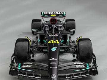 El Mercedes W14 ha sido presentado esta mañana de la mano de Lewis Hamilton y George Russell. El nuevo vehículo busca luchar de nuevo por el título del mundo.