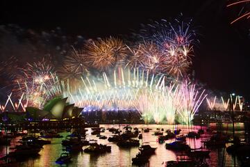 Fuegos artificiales iluminan la Casa de la ?pera de Sidney en Australia.
