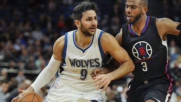 MSP21 MINNEAPOLIS (MN, EE.UU.), 08/03/2017.- El jugador de Timberwolves Ricky Rubio (i) disputa el bal&oacute;n con Chris Paul (d) de Clippers, hoy, mi&eacute;rcoles 8 de marzo de 2017, durante un partido entre Clippers y Timberwolves por la NBA, en el Target Center de Minneapolis, Minnesota (EE.UU.). EFE/Craig Lassig