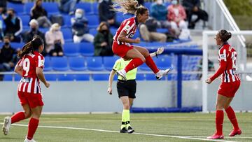 Deyna celebra su primer gol con el Atlético.
