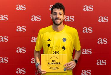 Los runners de AS con sus camisetas para la Zúrich Rock 'n' Roll Running Series Madrid. Jersey amarillo maratón,  gris media maratón y rojo 10 km.