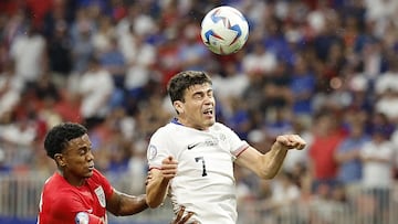 Giovanni Reyna disputa una pelota en el partido entre Estados Unidos y Panamá en la Copa América 2024.