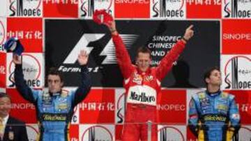 Michael Schumacher en lo m&aacute;s alto del podio de China en 2006 junto a Alonso y Fisichella.