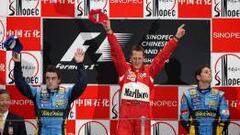 Michael Schumacher en lo m&aacute;s alto del podio de China en 2006 junto a Alonso y Fisichella.