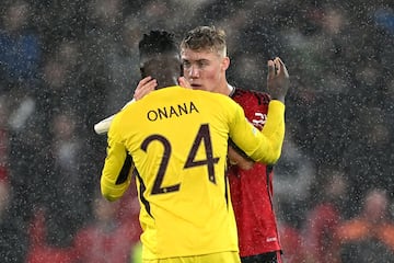 Rasmus Hojlund consuela a Andre Onana tras su fgallo garrafal en la expulsión de Casemiro durante el Manchester United - Galatasaray.