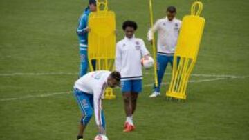 Juan Guillermo Cuadrado y Edwin Cardona practican tiros libres durante el entrenamiento de la Selección Colombia en Montevideo.