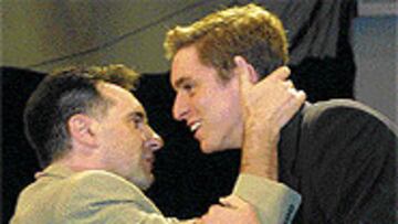 <b>FELICITACIÓN.</B> Agustí Gasol da la enhorabuena a su hijo Pau.