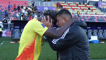 TALCA, CHILE - OCTOBER 11: Cesar Torres, Head Coach of Colombia celebrates with Neyser Villareal after winning the FIFA U-20 World Cup Chile 2025 quarter-final match between Spain and Colombia at Estadio Fiscal on October 11, 2025 in Talca, Chile. (Photo by Ricardo Moreira - FIFA/FIFA via Getty Images)