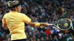 Spain's Alejandro Davidovich Fokina plays a forehand return to Norway's Casper Ruud during their men's singles match on Court Suzanne-Lenglen on day five of the French Open tennis tournament at the Roland Garros Complex in Paris on May 30, 2024. (Photo by Alain JOCARD / AFP)