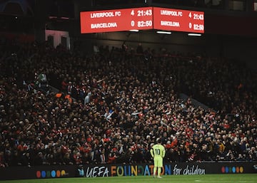 Suárez y Messi se encontraron con un gran Allison que evitó el gol visitante en Anfield al principio del encuentro. Origi puso el 1-0 en el marcador en el minuto 7 y hubo que esperar hasta la segunda mitad para ver más goles. Wijnaldum, en cuestión de dos minutos (entre el 54' y el 56') igualó la eliminatoria). Un mazazo para el Barça del que no se sobrepuso. El cuarto gol fue la demostración de la desesperación en el bando visitante, con el famoso córner botado por Alexander Arnold que pilló desprevenidos a los culés y en el que Origi certificó el pase a la final del Metropolitano. Todo el Liverpool lo celebró tras el pitido final, entre ellos, Salah, que se perdió el encuentro por lesión y festejó con sus compañeros con una camiseta que decía: 'Never give up' (Nunca te rindas).
