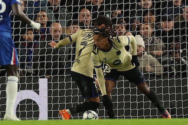 1-0. Centro raso de Marc Cucurella, FerranTorres y Jules Koundé se lían con el balón en el área pequeña y el defensa francés introduce el esférico en su propia portería.