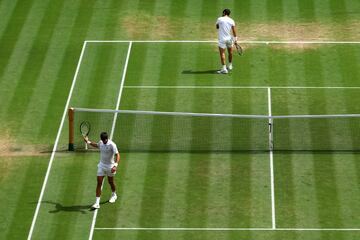 Novak Djokovic y Carlos Alcaraz regresan a sus posiciones tras un punto del primer set.