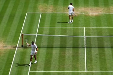 Novak Djokovic y Carlos Alcaraz regresan a sus posiciones tras un punto del primer set.