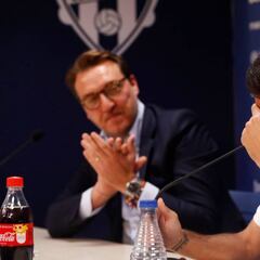 Pedro López dice adiós al Levante entre lágrimas y mucha emoción