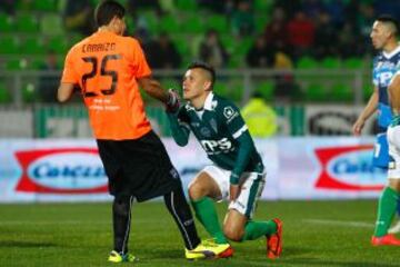 El portero Carrizo ayuda a levantarse a Carlos Muñoz tras una opción desperdiciada.