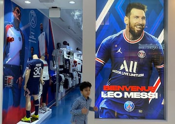 Numerosos aficionados del Paris Saint-Germain se han agolpado en la puerta de la tienda oficial del estadio para conseguir una camiseta del astro argentino.