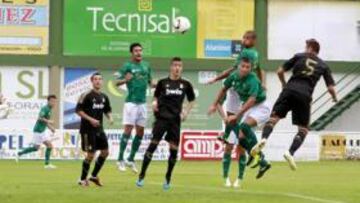 <b>ESTRATEGIA. </b>Iván remata de cabeza. En una jugada similar llegó el gol del Castilla.