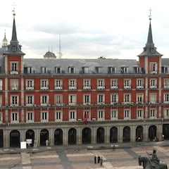 Indignación en la Plaza Mayor de Madrid: “Aquí viven familias”
