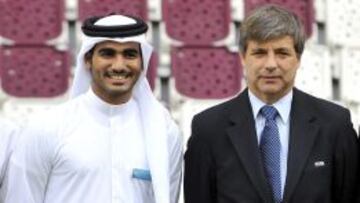 Nicholls y un dirigente qatarí.
