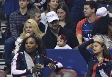 Serena Williams, en la Fed Cup con su esposo, Alexis Ohanian, y su hija, Alexis Olympia detrás.