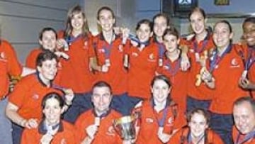 <b>ALEGRIA CADETE. </b>Las joyas del baloncesto femenino se mostraban exultantes tras su llegada al aeropuerto de Barajas con la copa de Europa.