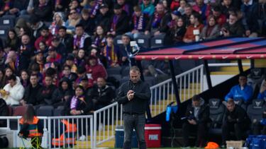 BARCELONA, 02/02/2025.- El entrenador del FC Barcelona, Hansi Flick, durante el partido de LaLiga entre el FC Barcelona y el Alavés este domingo en el Estadio Olímpico de Montjuic en Barcelona. EFE/ Alejandro García