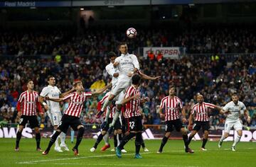 Cristiano Ronaldo remata en un partido ante el Athletic