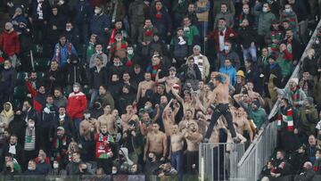 Aficionados del Lokomotiv contra el Bayern. 