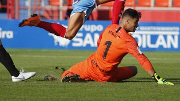 Varios jugadores disputan una pelota en el partido entre Lugo y Málaga.