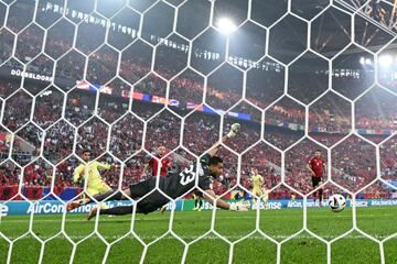 0-1. Dani Olmo filtra un pase al espacio para la carrera de Ferran Torres, se interna el área, cruza al palo largo, toca en la base del poste y el balón entra en la portería de Thomas Strakosha.