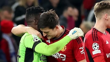 Manchester (United Kingdom), 24/10/2023.- Manchester United goalkeeper Andre Onana (L) and his teammate Harry Maguire hug after the UEFA Champions League Group A match between Manchester United and FC Copenhagen in Manchester, Britain, 24 October 2023. (Liga de Campeones, Reino Unido, Copenhague) EFE/EPA/ADAM VAUGHAN
