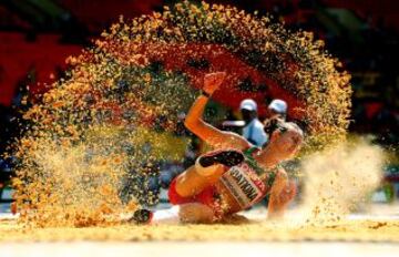 Natallia Viatkina compite en la calificación de triple salto femenino durante el cuarto día del Campeonato Mundial de Atletismo de Moscú 2013 en el estadio Luzhniki