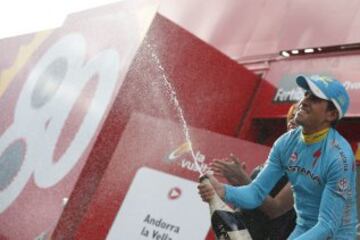 Mikel Landa celebra su victoria en el podio de la undécima etapa entre Andorra la Vella y Cortals d' Encamp.