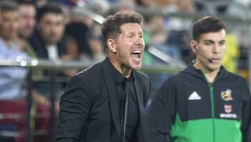 Simeone da indicaciones en el último partido del Atlético ante el Villarreal.