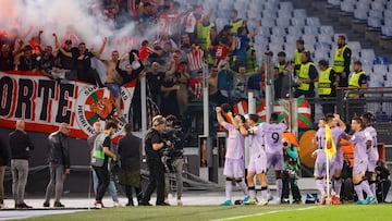 Rome (Italy), 26/09/2024.- Athletic's Aitor Paredes celebrates with teammates after scoring the 1-1 goal during the UEFA Europa League soccer match between AS Roma and Athletic Club Bilbao, in Rome, Italy, 26 September 2024. (Italia, Roma) EFE/EPA/FABIO FRUSTACI