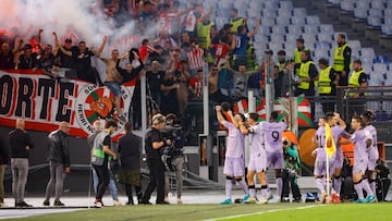 Rome (Italy), 26/09/2024.- Athletic's Aitor Paredes celebrates with teammates after scoring the 1-1 goal during the UEFA Europa League soccer match between AS Roma and Athletic Club Bilbao, in Rome, Italy, 26 September 2024. (Italia, Roma) EFE/EPA/FABIO FRUSTACI