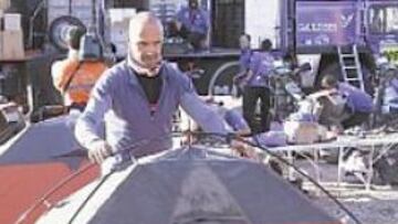 <b>A MONTAR LA TIENDA. </b>Ni siquiera Meoni se libra de esta pesadez.