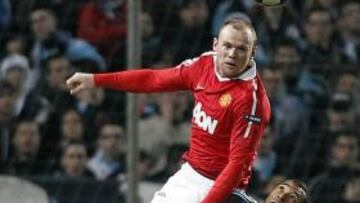 Rooney gana un salto a Cissé.