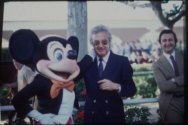 Uno de los presidentes más recordados y carismáticos del Real Madrid. Su mandato fue desde 1985 hasta 1995, cuando dimite y ocupa el cargo Lorenzo Sanz. Ese mismo año había ganado las elecciones a un jovencísimo Florentino Pérez. Su etapa coincidió con el ascenso de la Quinta del Buitre y, pese a que conquistó seis Ligas, dos Copas, 4 Supercopas de España y una UEFA, siempre se le resistió la ansiada Copa de Europa. Era el fiel reflejo de que eran otros tiempos en el fútbol español: un presidente al que no le importaba centrar la atención, con intervenciones polémicas y mucho menos discreto que el panorama actual. Ejerció como abogado desde la década de los 50. Por esos años, comenzó a hacer negocios en el mundo de la importación y exportación de materias primas. Vendía tomates y melones al Reino Unido y enviaba mejillones de Francia, además de exportar máquinas de coser a Paraguay y motocicletas a Colombia. Fue uno de los primeros empresarios españoles en comerciar con la Unión Soviética y los países del Este europeo. Consejero del Banco Exterior y del grupo Prisa, editor del diario 'El País', también fue un importante importador de caballos. Falleció de un infarto en 2001 mientras estaba de vacaciones.