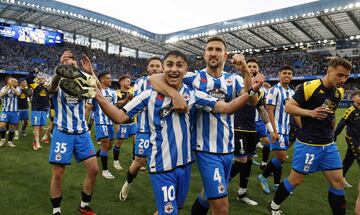 Los jugadores del Deportivo de La Coruña celebran en el estadio de Riazor el ascenso a segunda división. En la imagen Yeremay Hernández y Pablo Martínez.