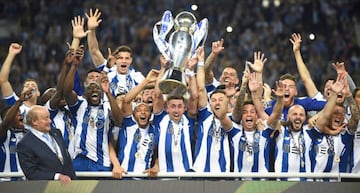 Héctor Herrera y Diego Reyes consigueron la Supercopa de Portugal y la Liga con el Porto.