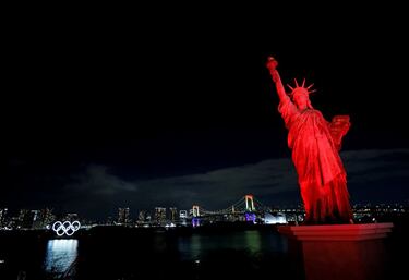 Los anillos olí­mpicos gigantes, que fueron retirados temporalmente en agosto por mantenimiento, vuelven a lucir en su emplazamiento original, cerca de una réplica de la Estatua de la Libertad. La imagen corresponde área costera del Parque Marino de Odaiba, en Tokio, ciudad que aguarda con impaciencia los Juegos de 2021.