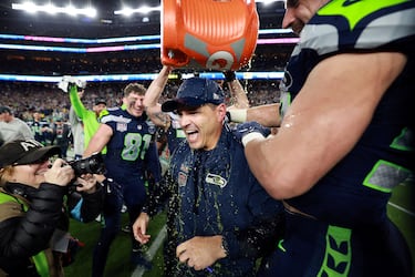 El entrenador principal de los Seattle Seahawks, Mike MacDonald, es bañado en bebida energética tras la final.