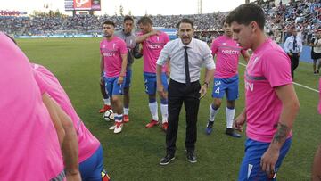 F&Atilde;&ordm;tbol, Universidad Catolica vs Union La Calera.
 Cuarta fecha, campeonato nacional 2018
 El entrenador de Universidad Catolica Benat San Jose da instrucciones a sus jugadores antes del partido de primera division disputado contra Union La Calera en el estadio San Carlos de Apoquindo.
 Santiago, Chile.
 24/02/2018
 Marcelo Hernandez/Photosport**********
 
 Football, Universidad Catolica vs Union La Calera.
 Fourth date date, National Championship 2018
 Universidad Catolica&#039;s manager Benat San Jose instructs his players before the first  division football match played against Union La Calera at the San Carlos de Apoquindo Stadium in Santiago, Chile.
 24/02/2018
 Marcelo Hernandez/Photosport