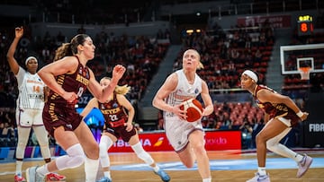 Klara Holm, base del Spar Girona, penetra ante la defensa del Reyer Venezia en los cuartos de la Final Six de la Euroliga.