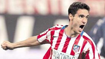 <b>BRINDÓ CON AS. </b>Pablo deseó lo mejor a los lectores de AS en general, y a los aficionados del Atlético en particular. El defensa se ha ganado el cariño de toda la afición al fútbol.