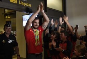 Saúl Craviotto llegando al aeropuerto de Asturias.
