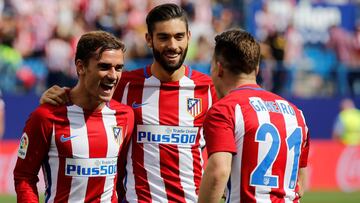 Antoine Griezmann celebra un gol con Yannick Ferreira-Carrasco y Kevin Gameiro.