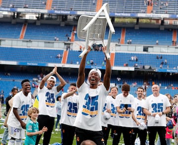 Alaba celebra la Liga repitiendo su celebración tras remontar al PSG en Champions.